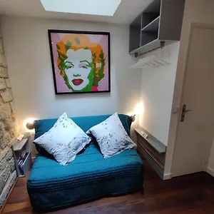 Apartment Lovers' Tiny House Inside Montmartre