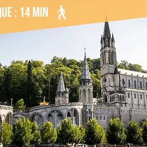 De L'isard Bleu, Dans De Tourisme 3 Etoiles , Lourdes France